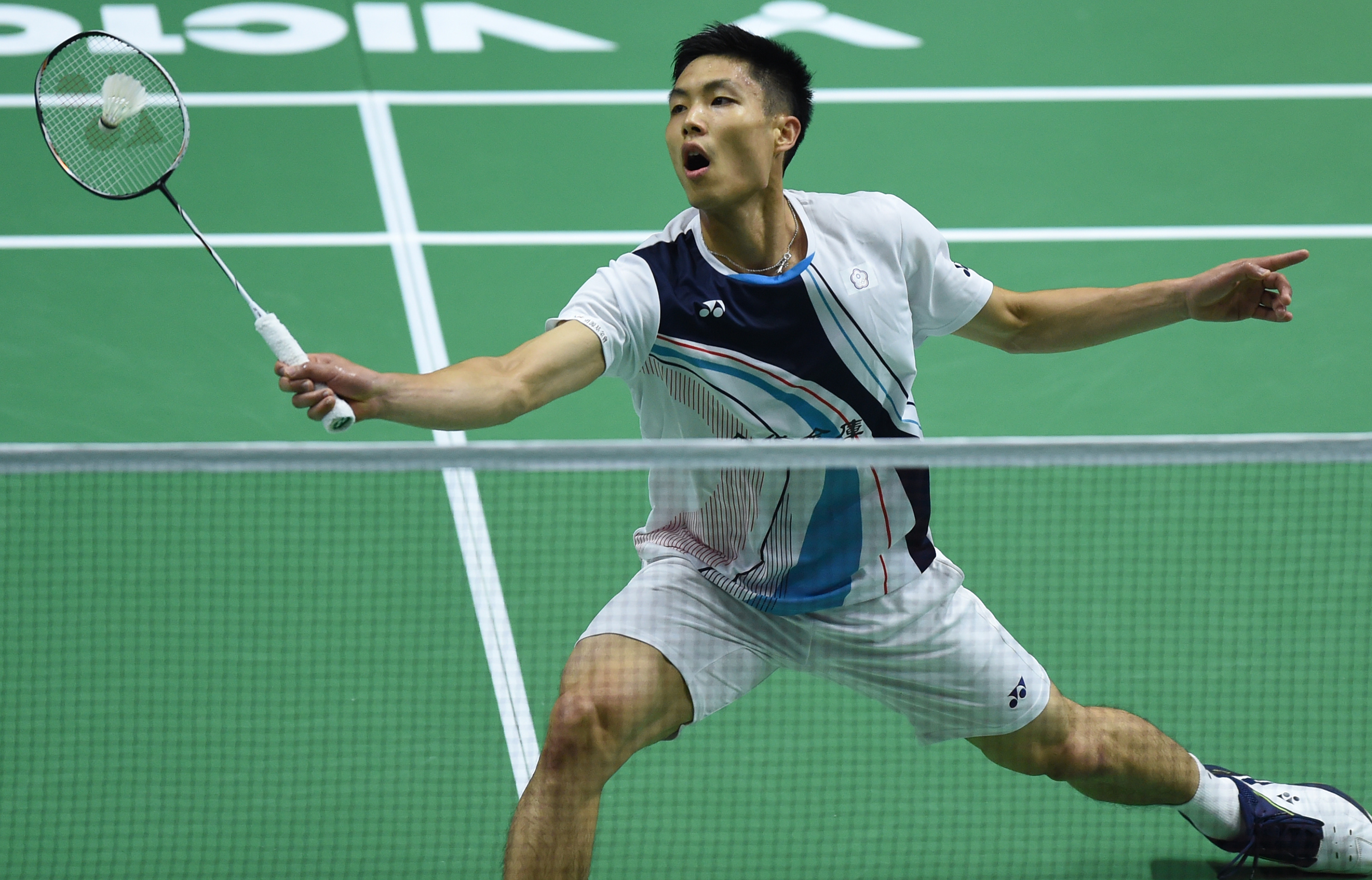 她屡屡通过 她屡屡通过