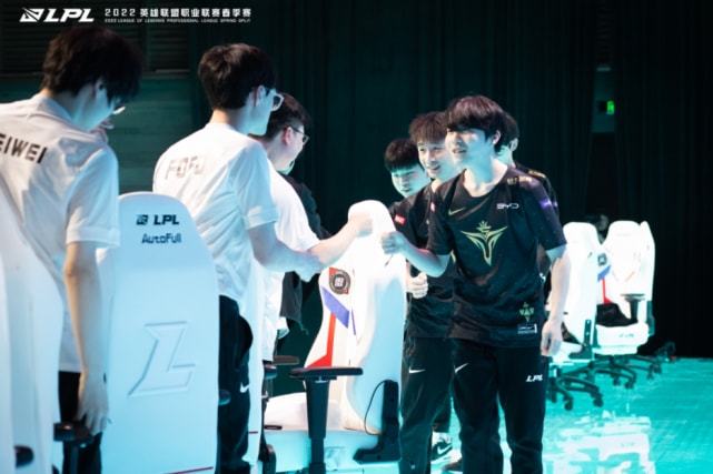 他得以在国 他得以在国